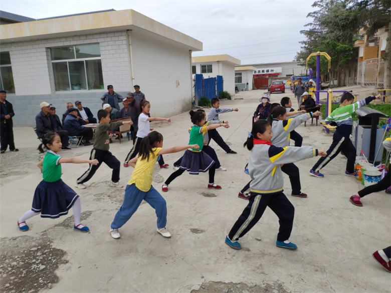 高台县新坝镇霞光小学组织部分少先队员开展"敬老献爱心"主题教育活动