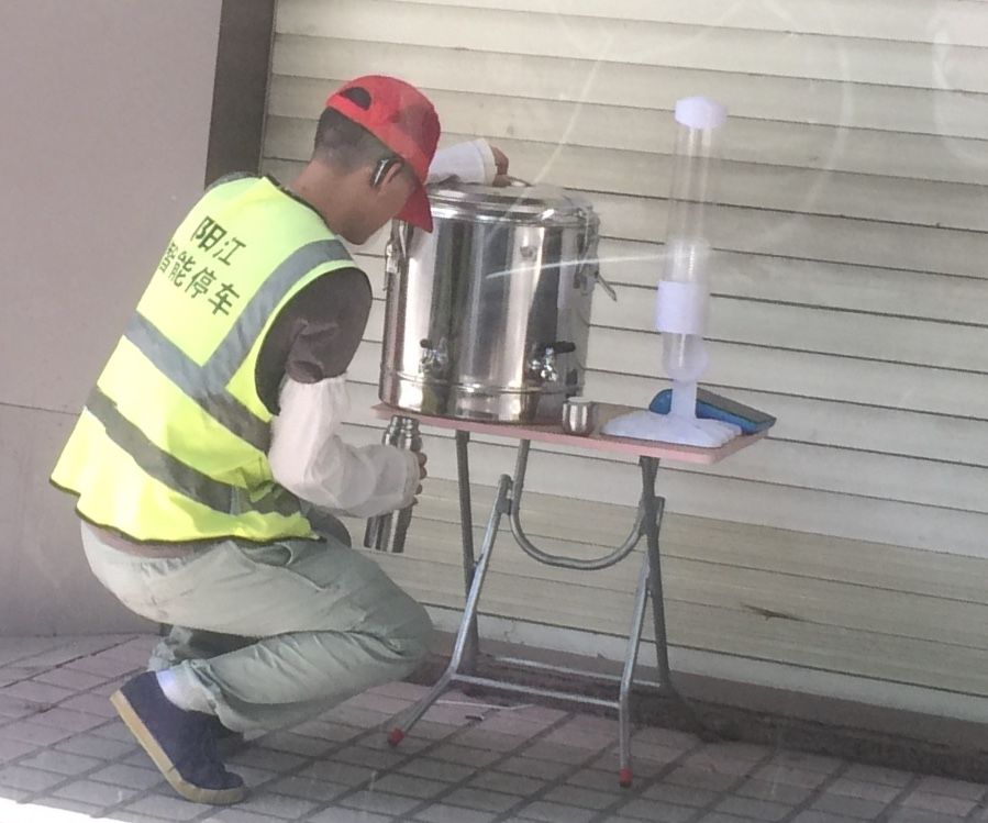 暖新闻阳江有处温暖的路标爱心企业为路人提供免费白开水