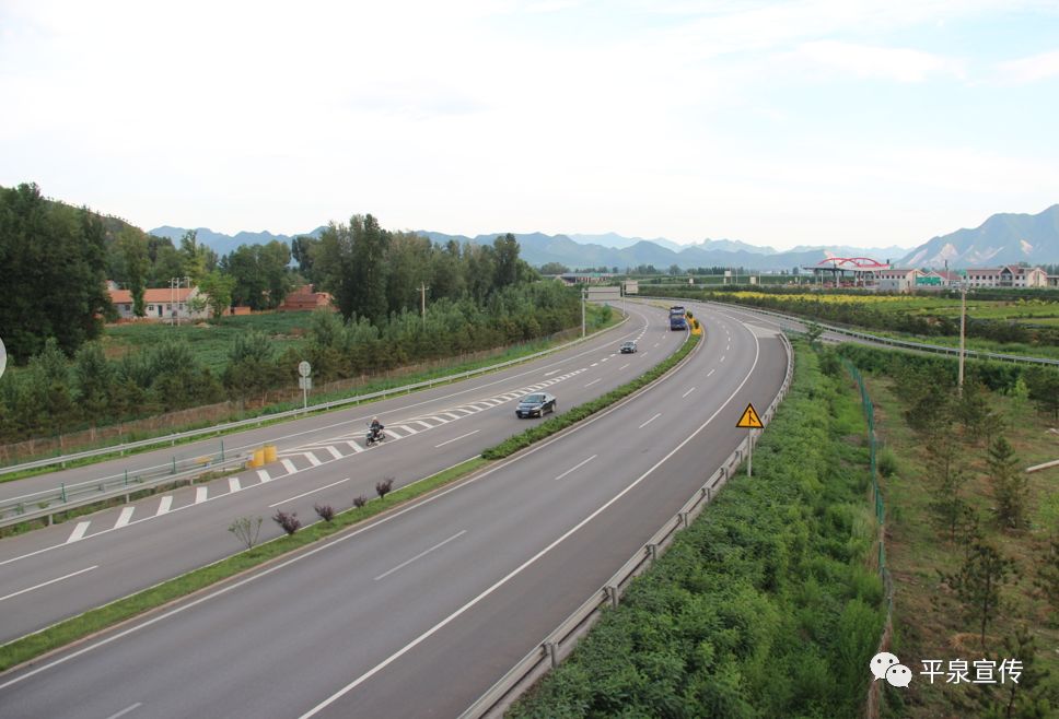 平泉市公路管理站对省道平青乐线进行绿化,美化,亮化,打造大绿量,多