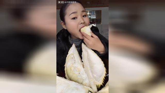 大脸妹来啦今天吃榴莲几大口吃掉一坨不留点给老公和女儿吗