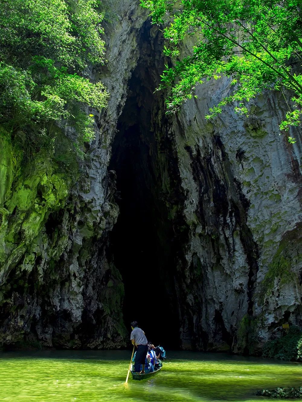 ▼(云南省广南县坝美村的溶洞,进出村寨都需要穿过溶洞,有如陶渊明