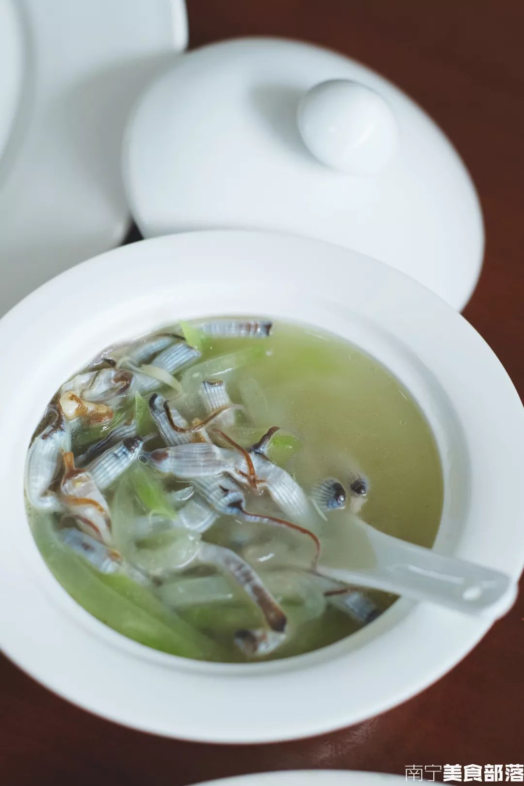 处理好的泥丁,加入耗油等佐料简单腌制数秒,提鲜去腥.