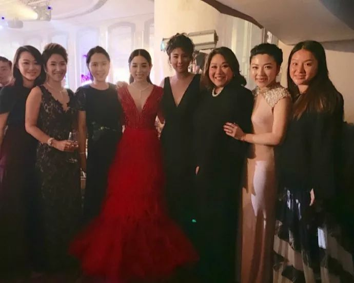 原创香港名媛婚礼排场大巨肚何超盈现身超给面子阵仗堪称名媛聚会
