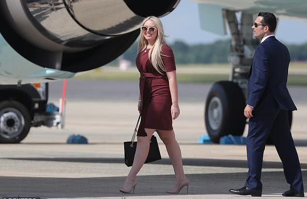 原创伊万卡又小清新啦!蓝色喇叭袖印花裙太少女,才4千7就好高贵呀