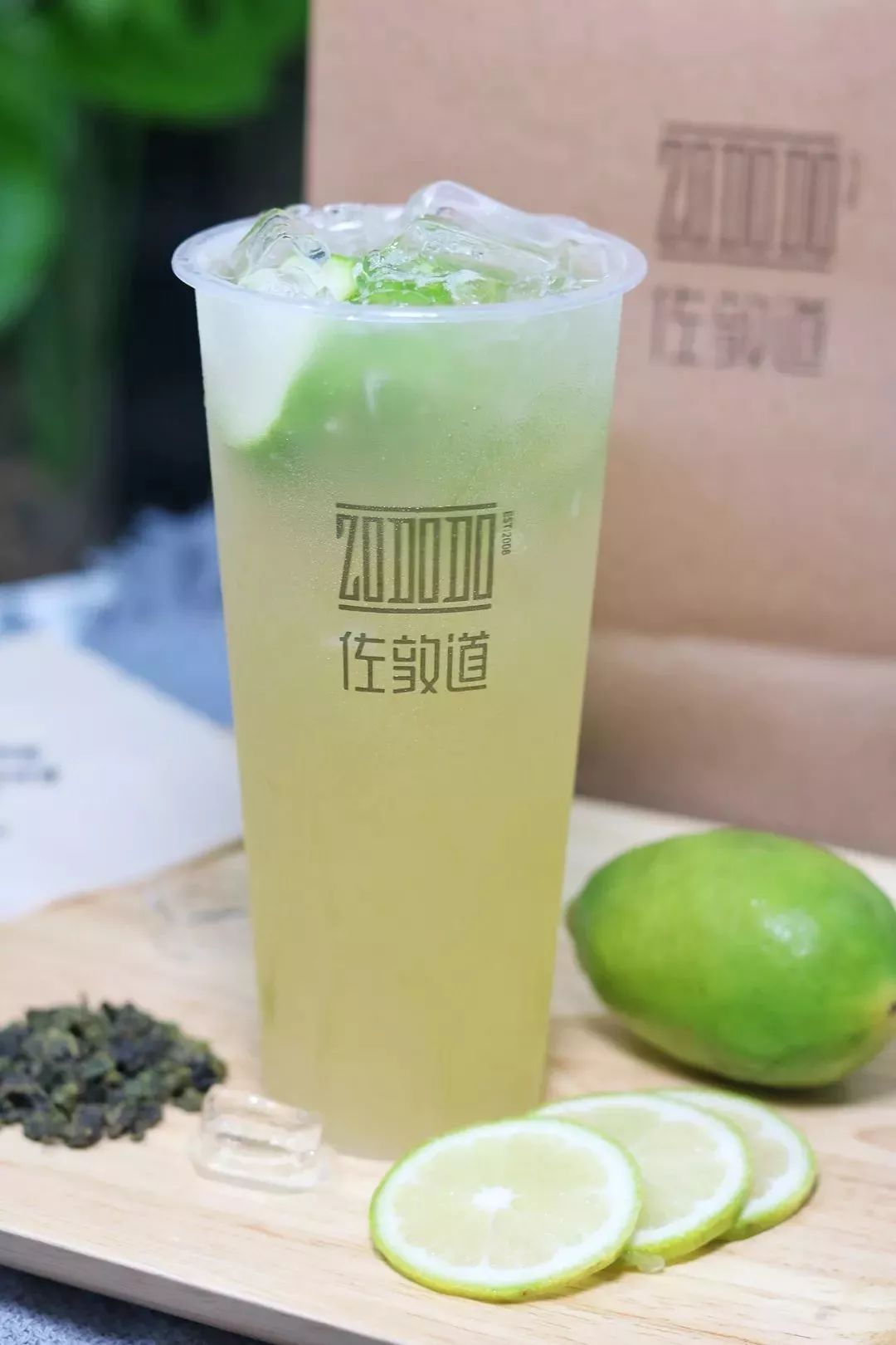 让柠檬的清新完全融于茶香 采用的是 台湾高山青茶口味略淡 喝一口