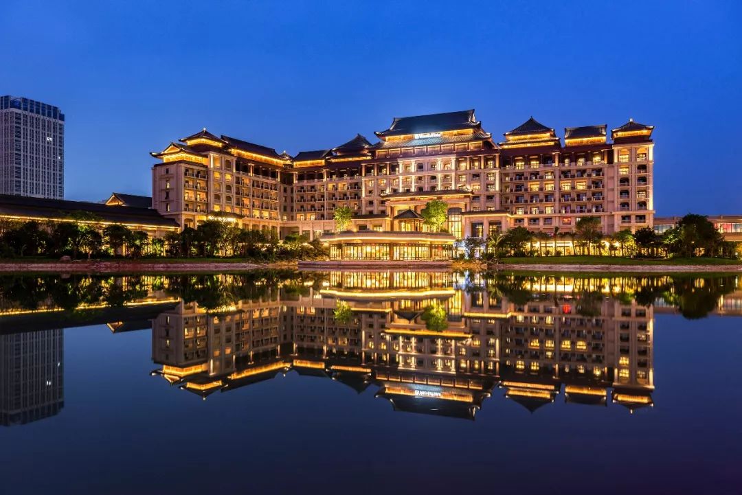 广州融创万达文华酒店位于文旅城中心湖畔,宾客至此仿佛进入云山珠水
