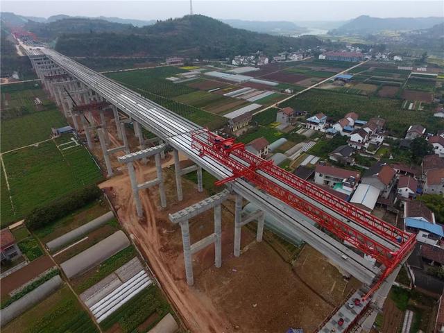 成资渝高速公路起于简阳市江源镇,顺接成都天府国际机场高速,经资阳
