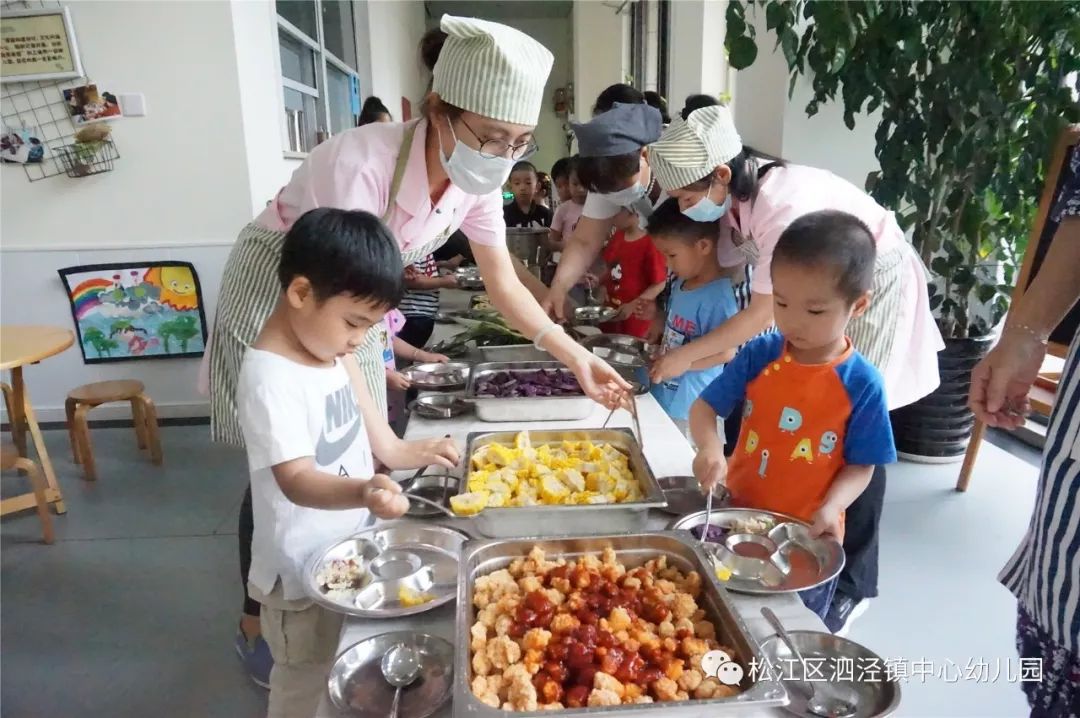 【新闻速递】吃饭,我们是认真的——泗泾镇中心幼儿