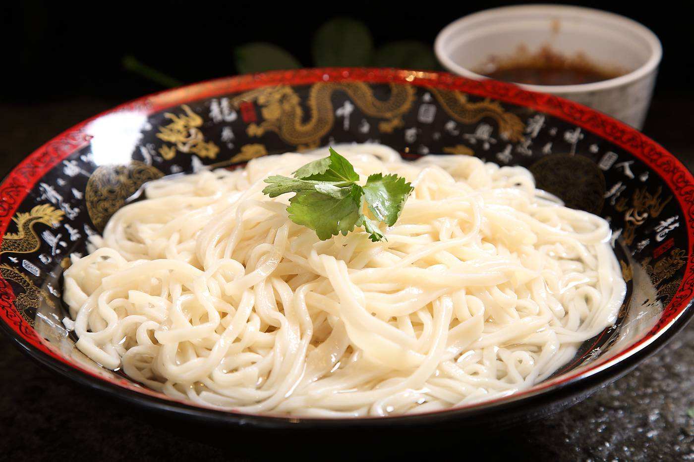 夏至这天山东各地普遍要吃凉面条,俗称过水面,有"冬至饺子夏至面"的