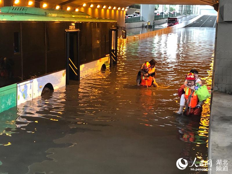 暴雨致武汉多地发生内涝 消防全力救援