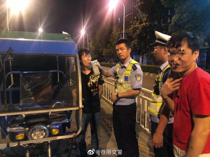 苍南街头上演兄弟情交警惊呆了