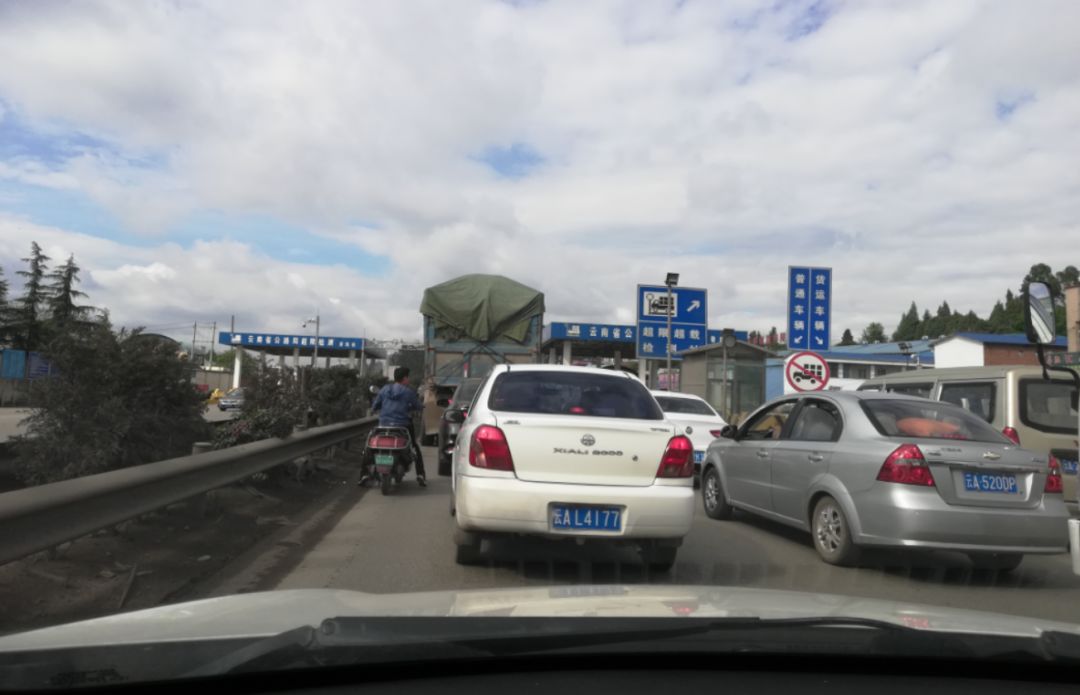 国道245巴金线(安宁市太平村至昆明市西山区车家壁段)已开始大修,过往