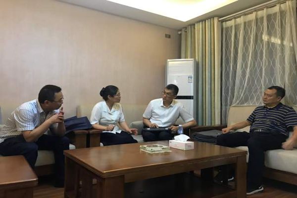 珙县县委书记叶盛,地震时正在北京学习,刚回到珙县的叶书记还是抽时与