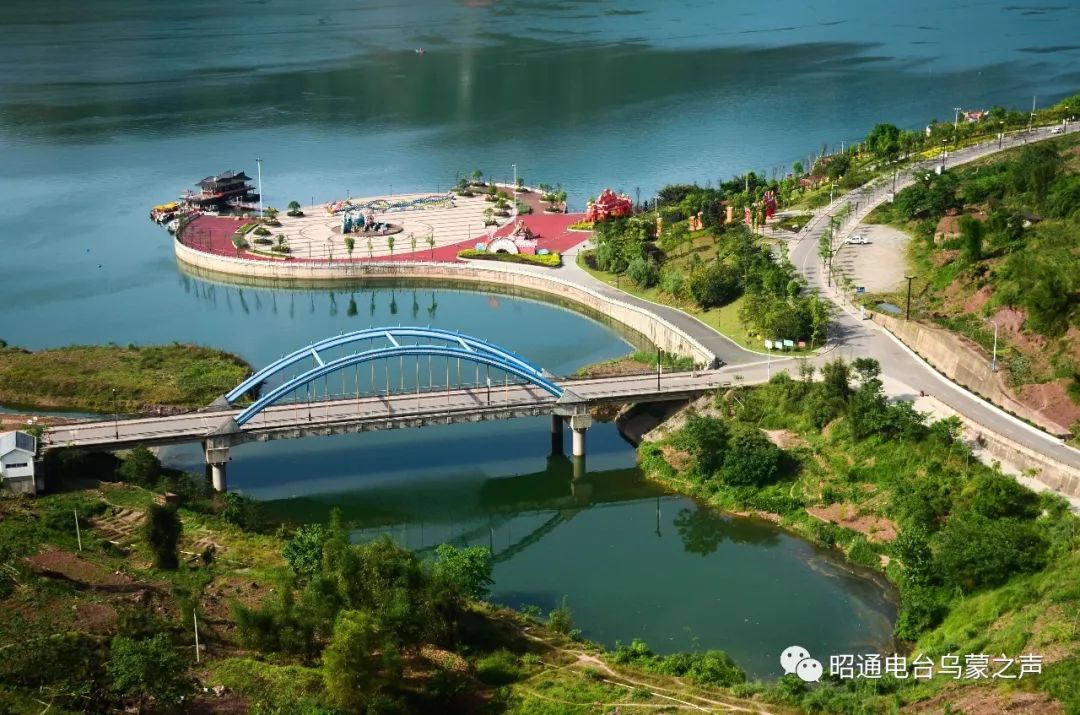 绥江县串佛高速建设援建指挥部工作人员马志明:"我们绥江县城就成了