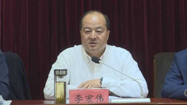 6月18日,县委书记李宏伟主持召开全县脱贫攻坚和乡村振兴领导小组第六