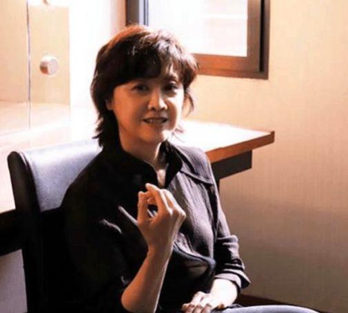 66岁女儿国国王朱琳结婚多年无子身材优雅丝毫不像老年人