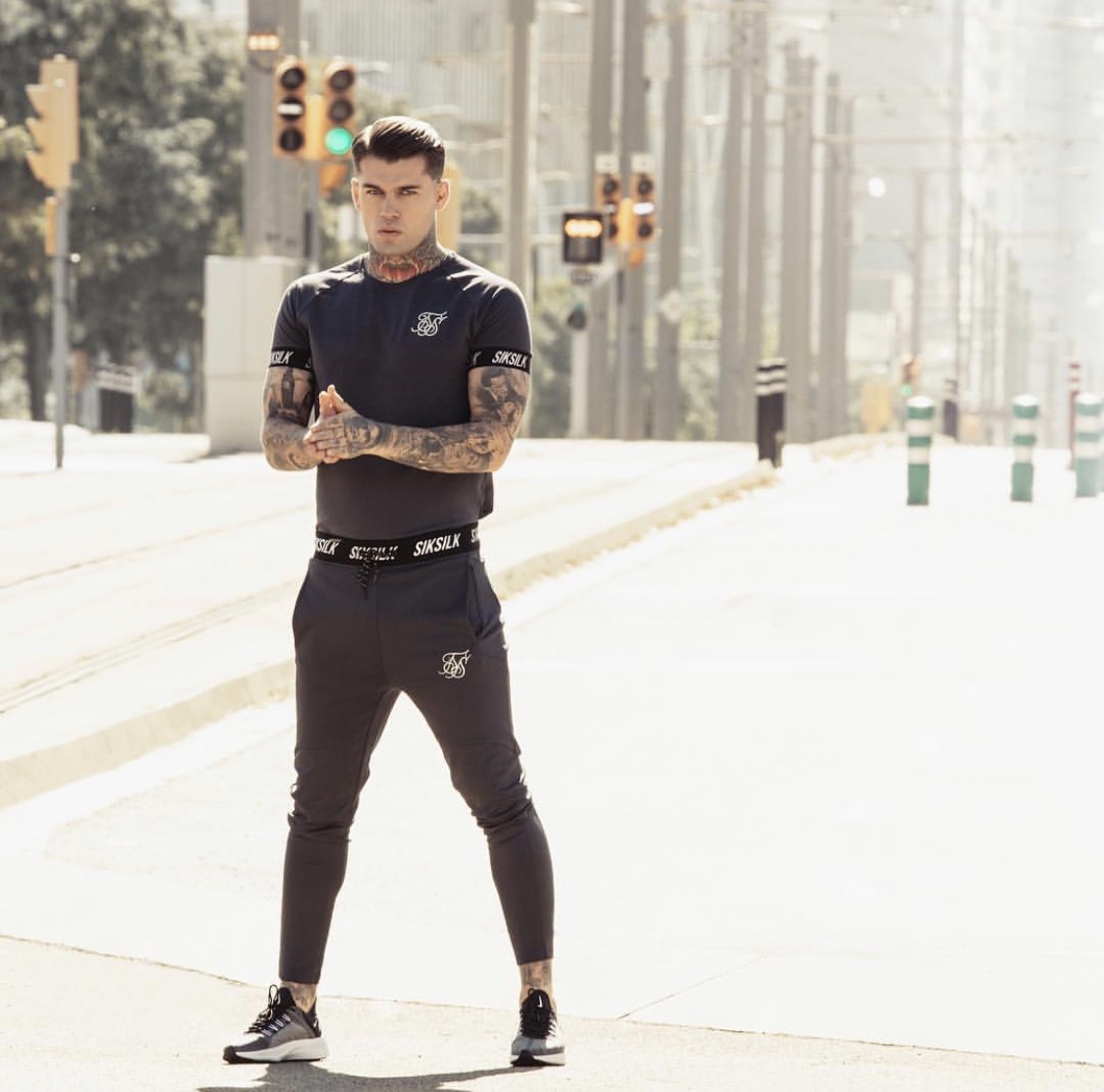 西班牙硬汉男模告诉你如何经营自己的朋友圈_stephen