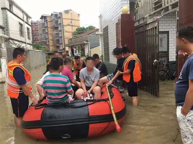 武漢暴雨多處漬水上班族自黑開船上路幸好新洲有他們