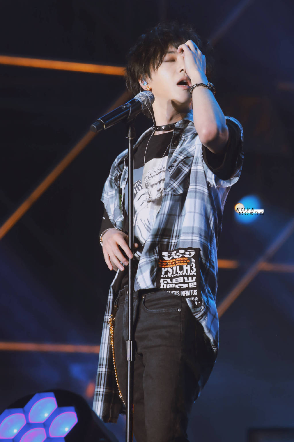 华晨宇衣品开挂搭对造型居然秒变潮男范衬衫这么穿就对了