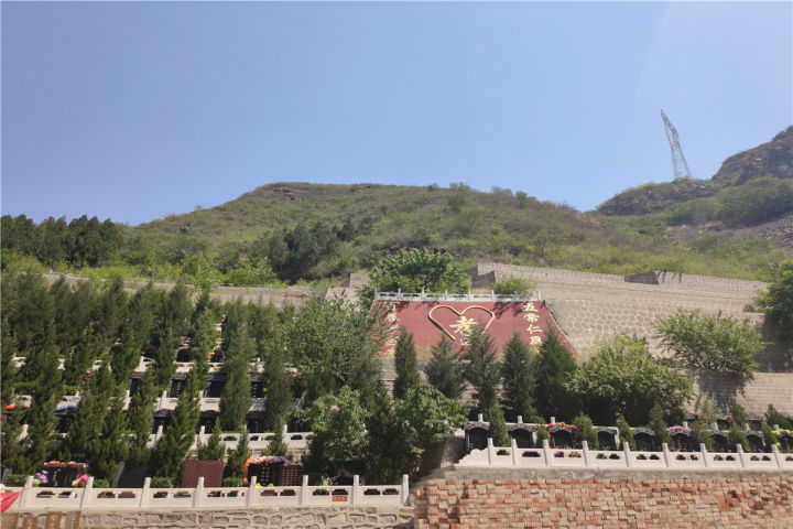 十三陵镇德陵村北的盘龙台公墓是怎样的