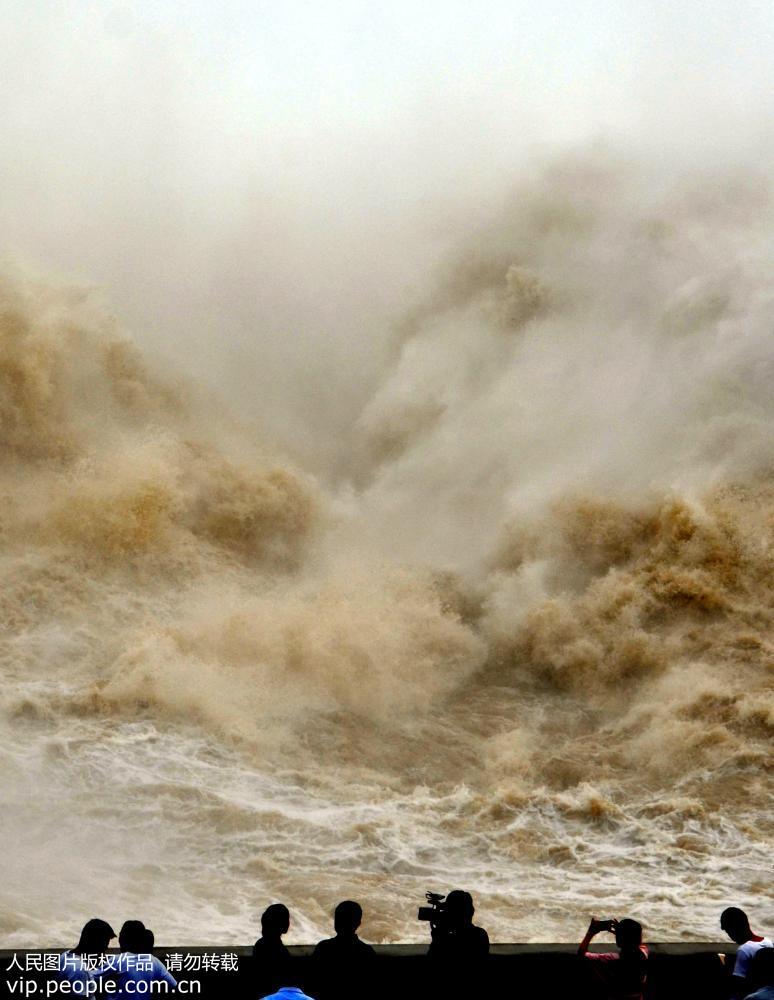 一时间黄河小浪底景区大浪滔天,巨瀑飞泻,为广大游客呈现"黄河之水