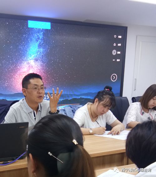 李永彦及吴晶老师(国家高级社会工作者)先后为学员们进行加餐式授课