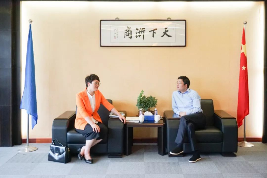 郑海洁简要介绍温州驻沪办的发展历程,组织架构,现有资源,战略目标等.