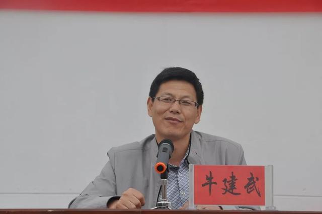 黄龙县民政局机关党员志愿服务队在副局长,局组宣委员牛建武的带领下