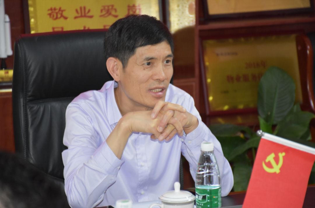 在这次仪式上,保利物业党委副书记,纪委书记邓惠民,对张海燕表达了