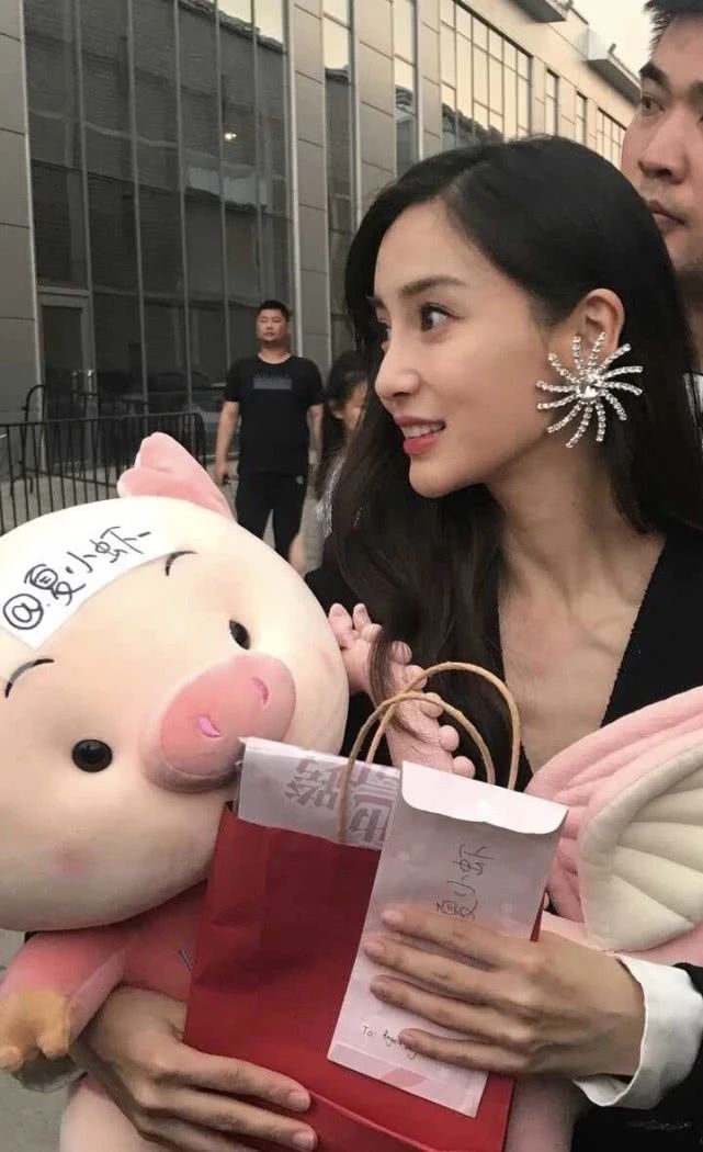 好美一女的baby杨颖活动生图曝光双眼灵动尖下巴抢镜