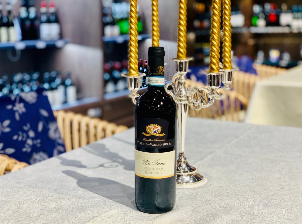 在葡萄酒里兑点儿浪漫.一边品酒,一边享受着音乐,无不乐哉!