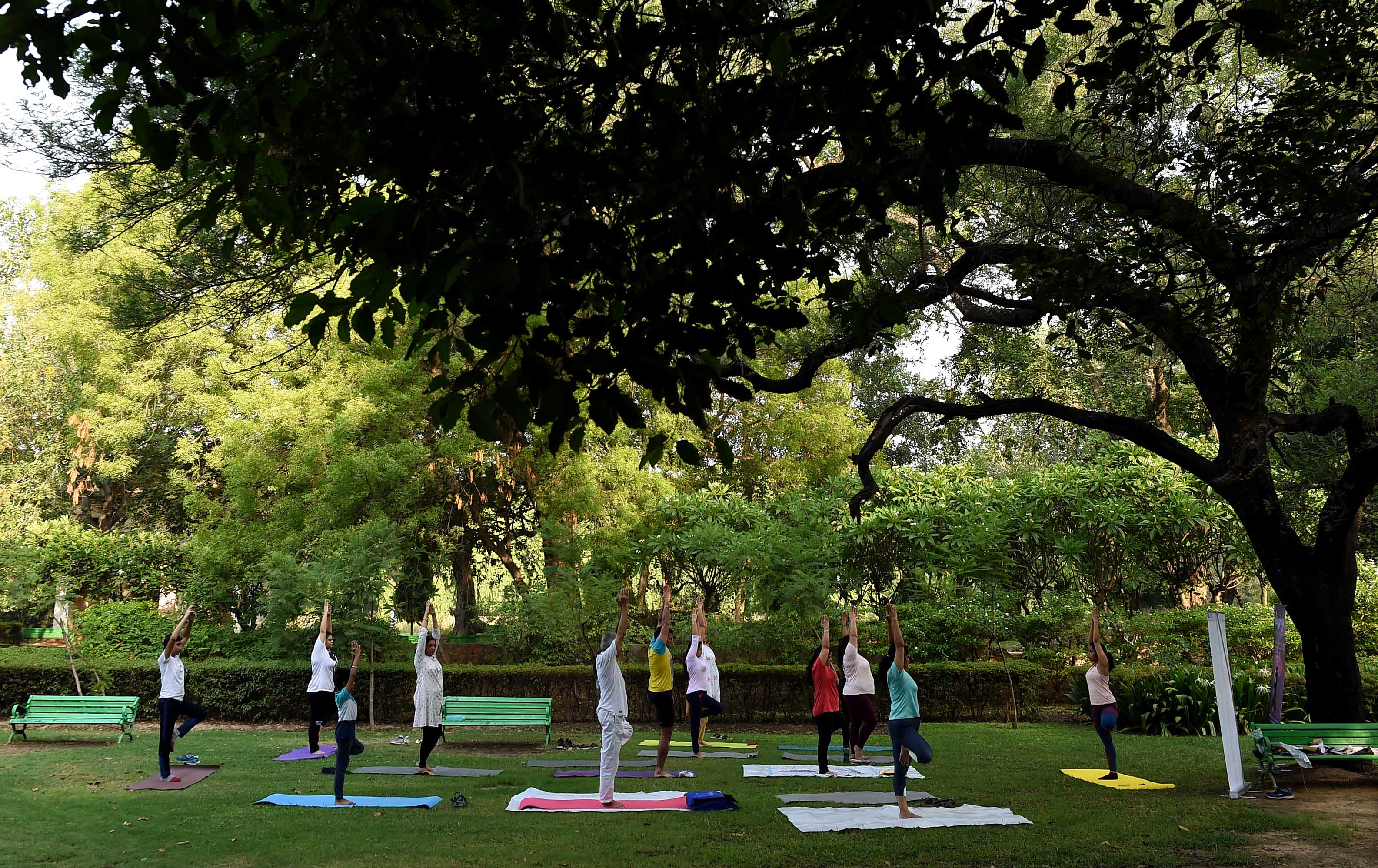 印度民众迎接国际瑜伽日