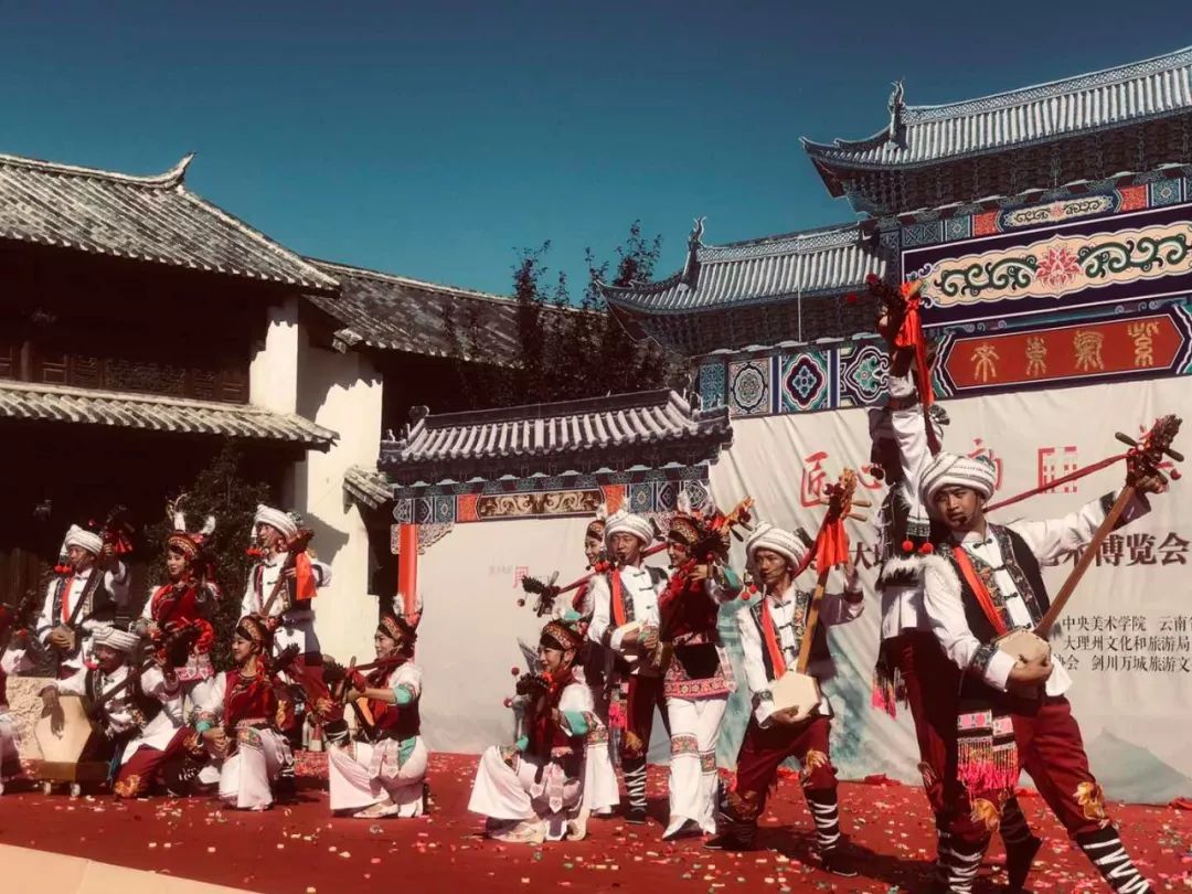 开幕式上不仅再现了剑川传统的祭祀场面,还有金花阿鹏热情唱跳表演