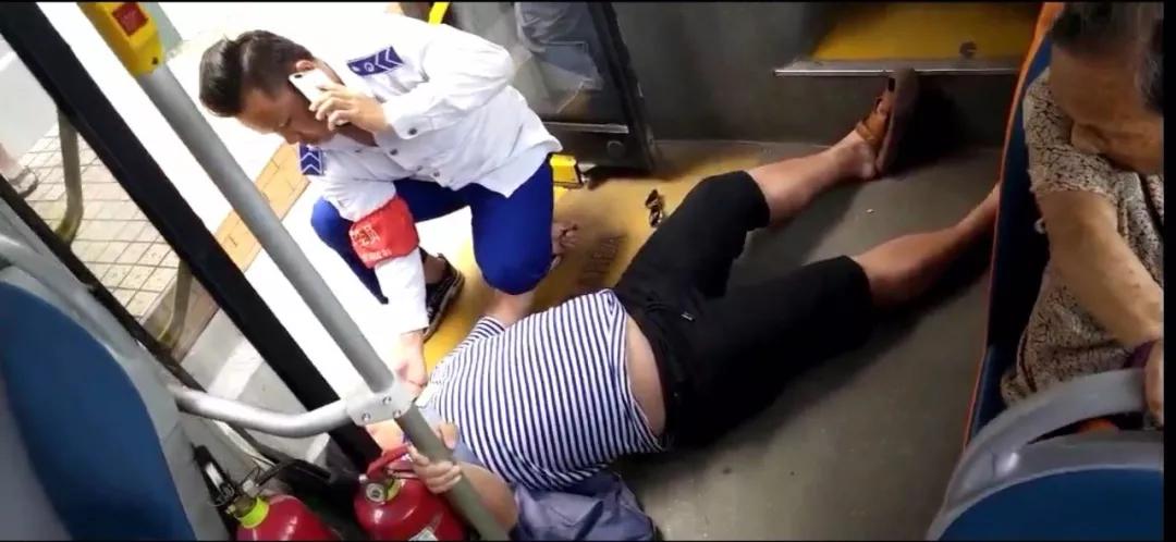 "1路公交车上乘客倒地抽搐,年轻司机果断施救!