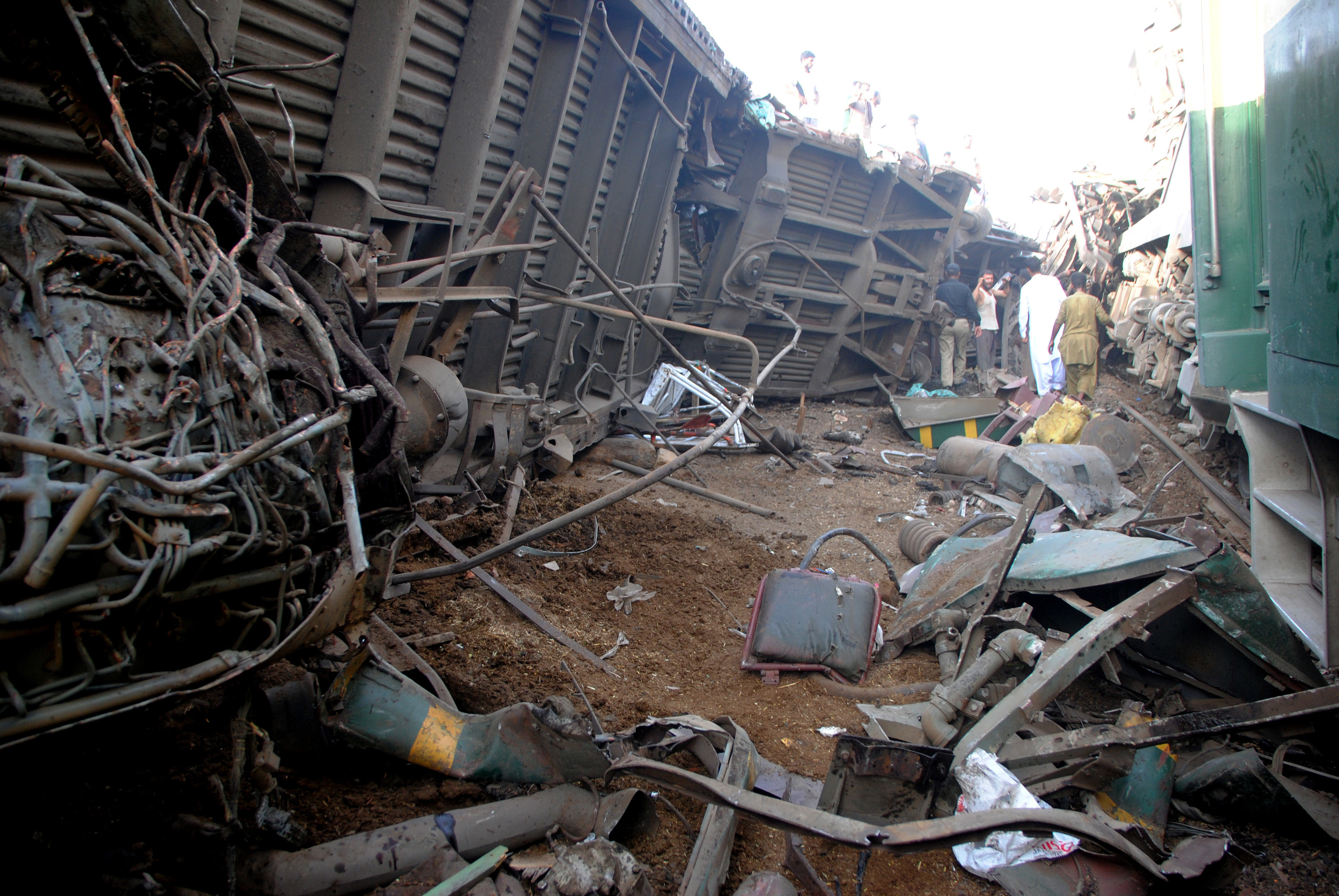 这是巴基斯坦南部信德省海得拉巴市火车相撞事故现场(6月20日摄)