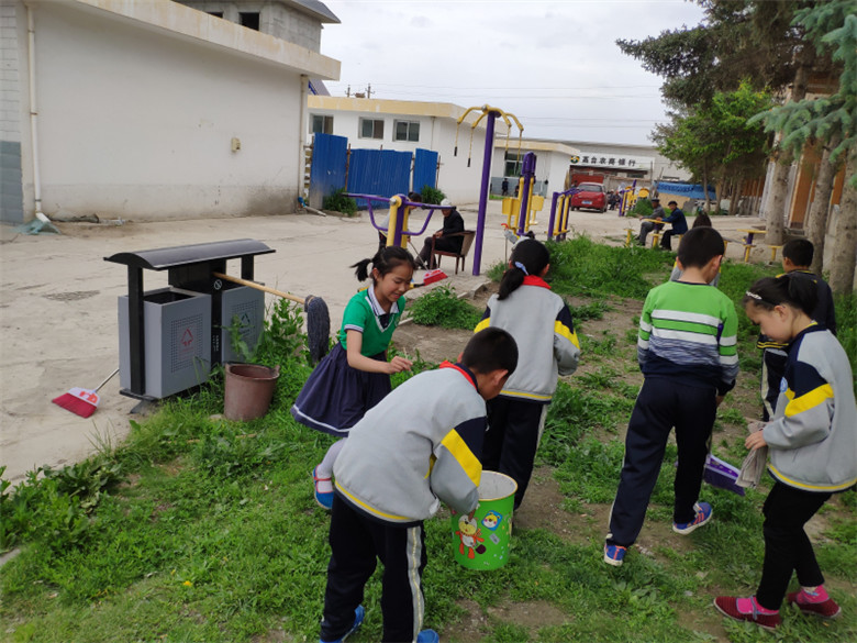 高台县新坝镇霞光小学组织部分少先队员开展"敬老献爱心"主题教育活动