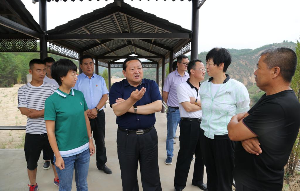 刘景堂在甘谷驿镇姚店镇调研脱贫攻坚和水污染防治工作时要求以产业