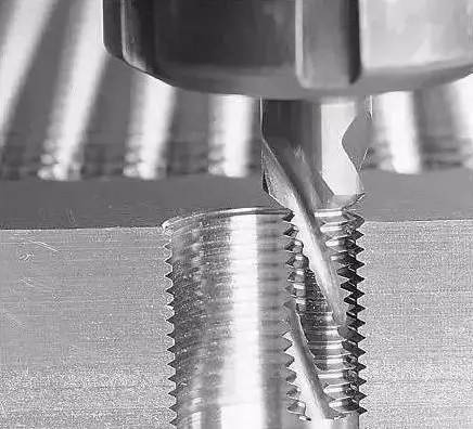 由于铣削螺纹需要专门编制加工程序,因此有些用户可能不太愿意采用