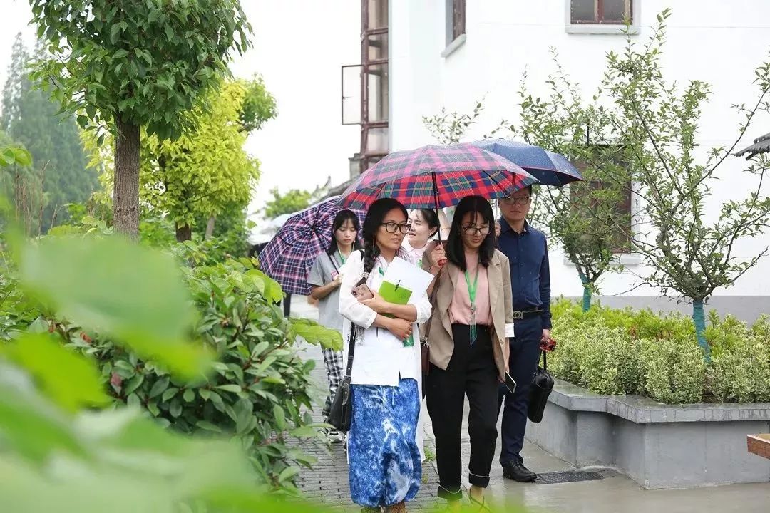 浦秀村位於奉賢區莊行鎮,屬黃浦江水源保護地,並處於奉賢區農藝公園