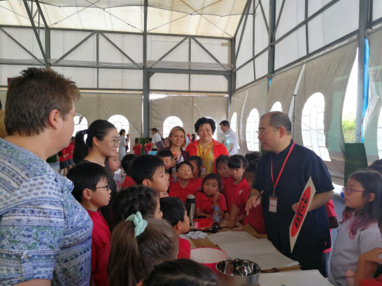 会长赠送书画黄健生老师向柬埔寨波尚琅司令赠送书画"一带一路"与非