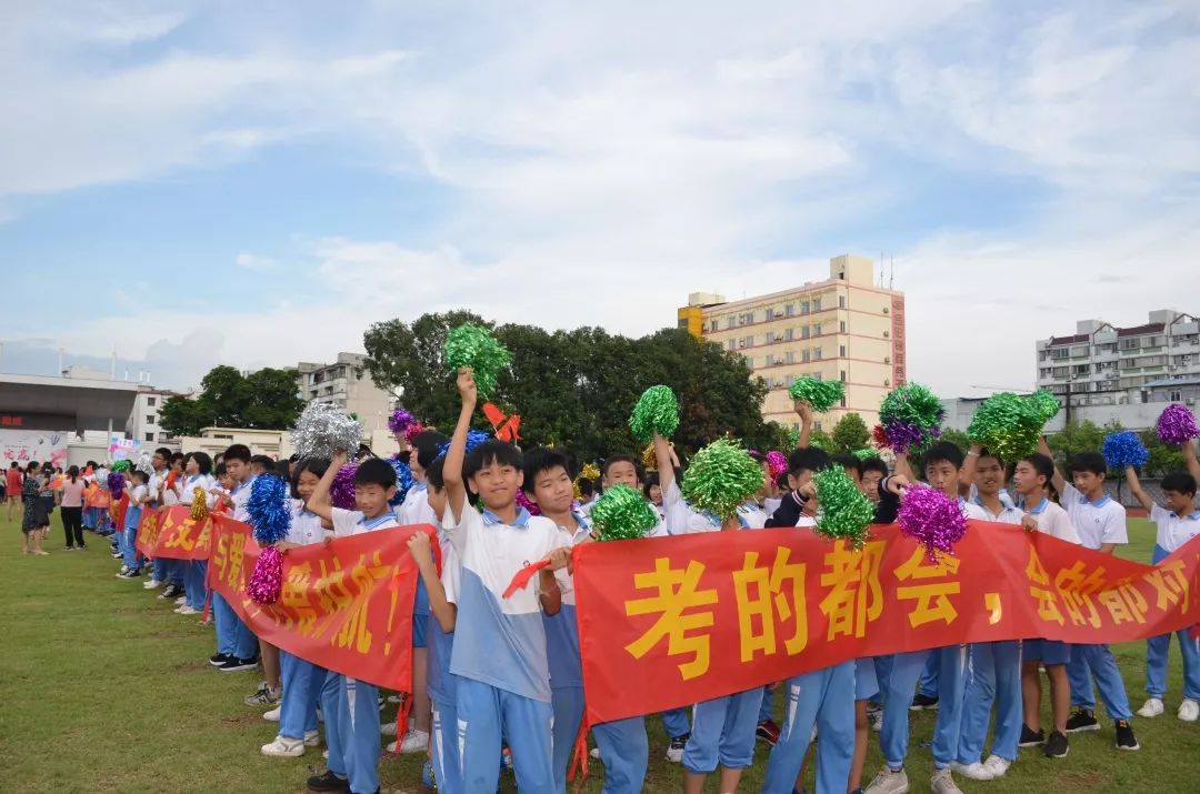 在师弟师妹此起彼伏的祝福声中在老师和家长的牵手陪伴下我们走凯旋路