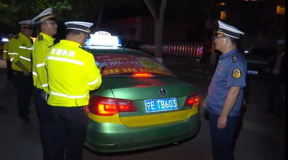 直擊現場海原運管夜查私家車輛兩輛出租車卻進入了稽查人員視線