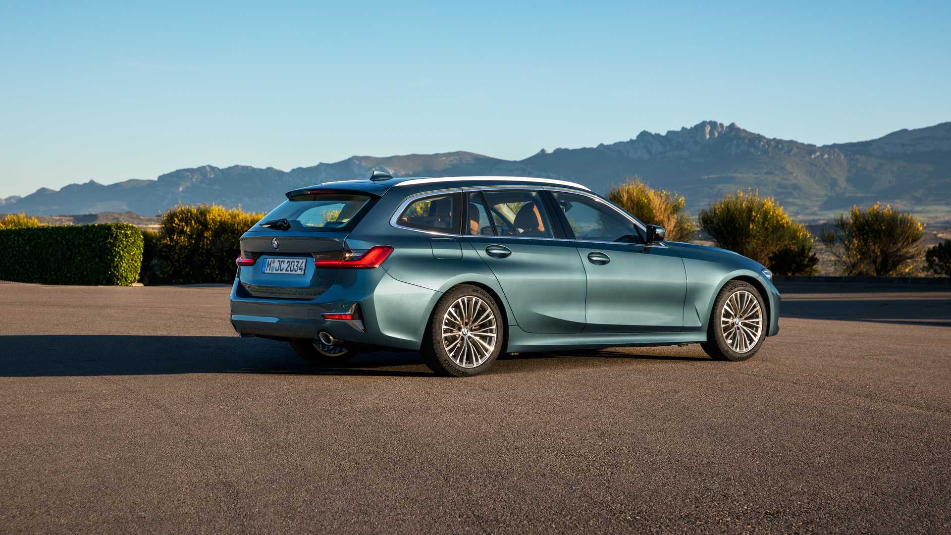 2020宝马3系旅行版更运动加长的车身优雅的外观