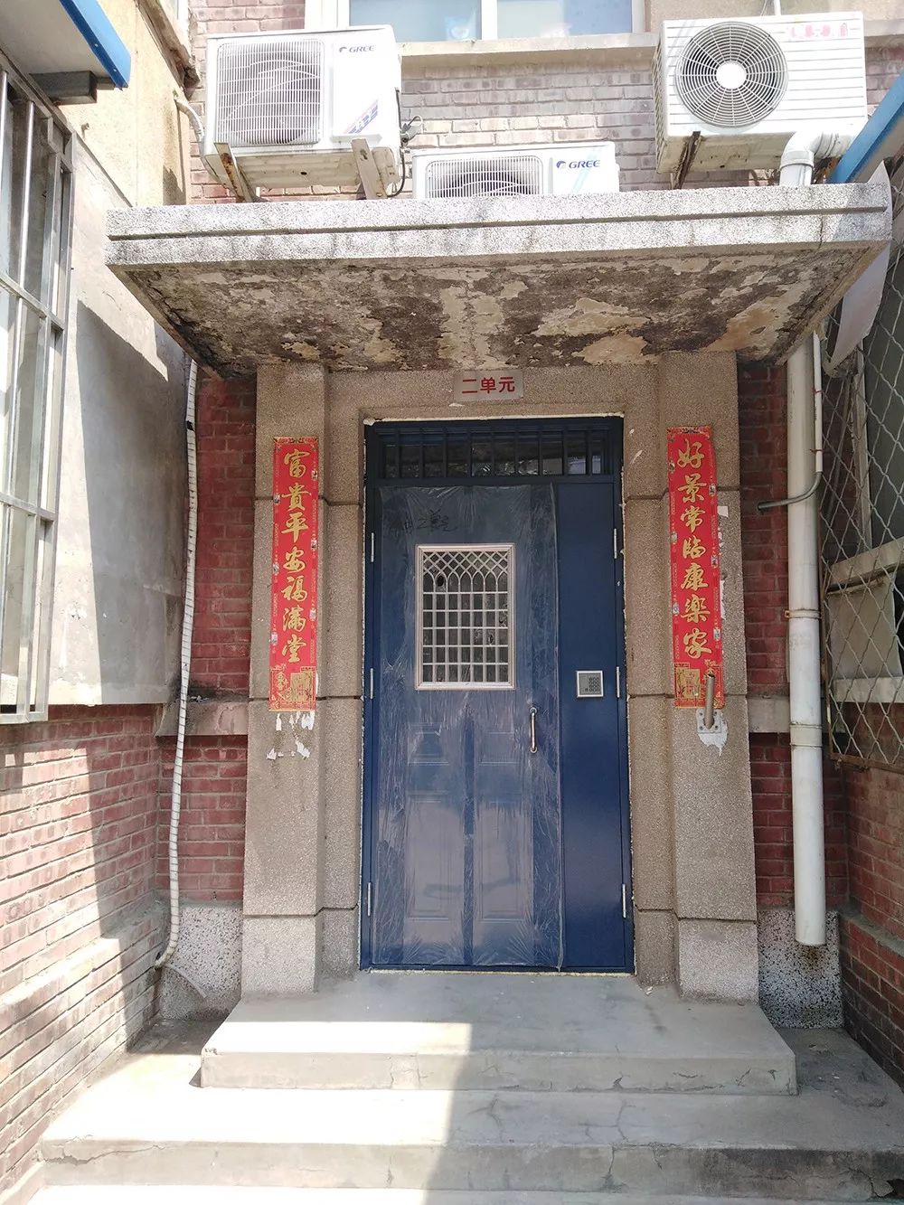 直通民生保障居民生活安全这个社区为老旧楼安装单元防盗门