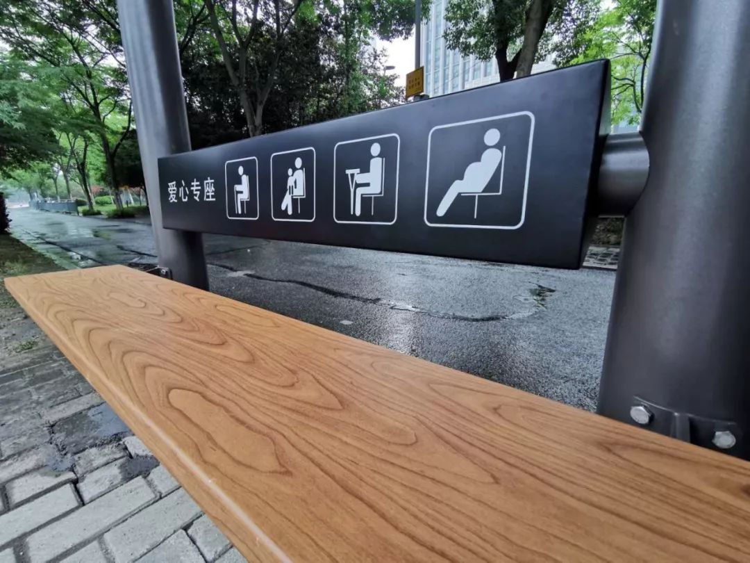 候车亭还有一个暖心的设计