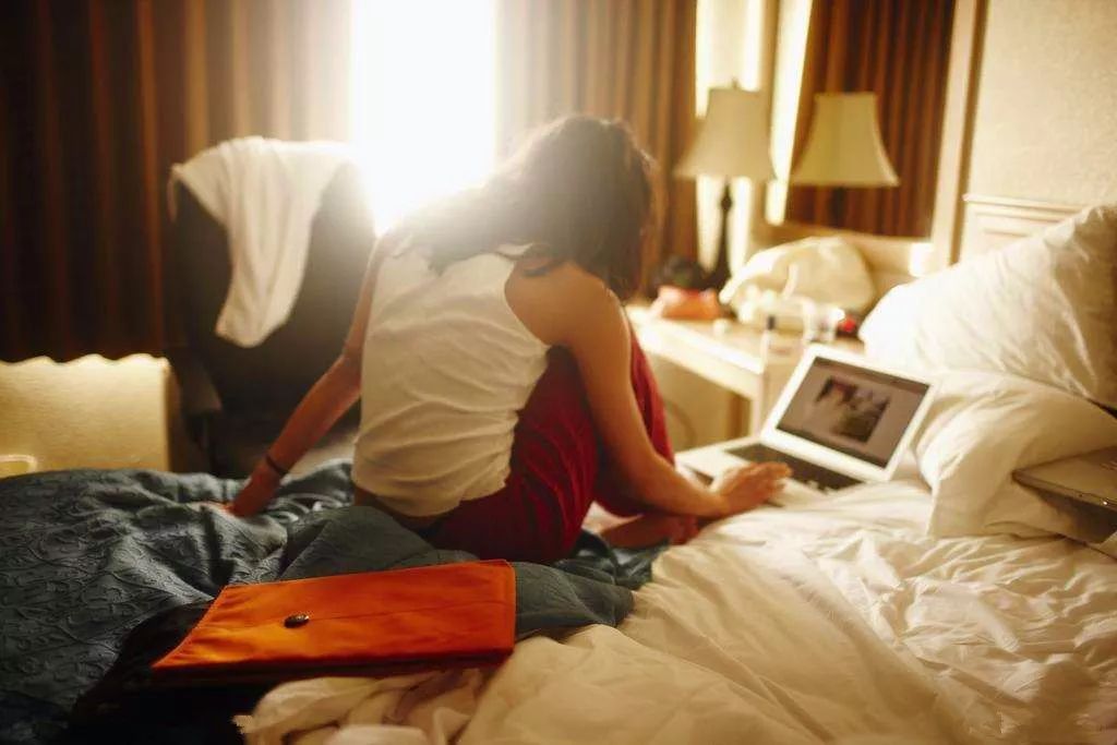 事发三亚1男2女结伴旅游为节省开销同住一房1女子被强行性侵