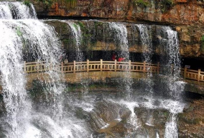 5小时)游览黄连河风景区,主要景点有仙女瀑,情郎瀑,少女瀑,月老瀑