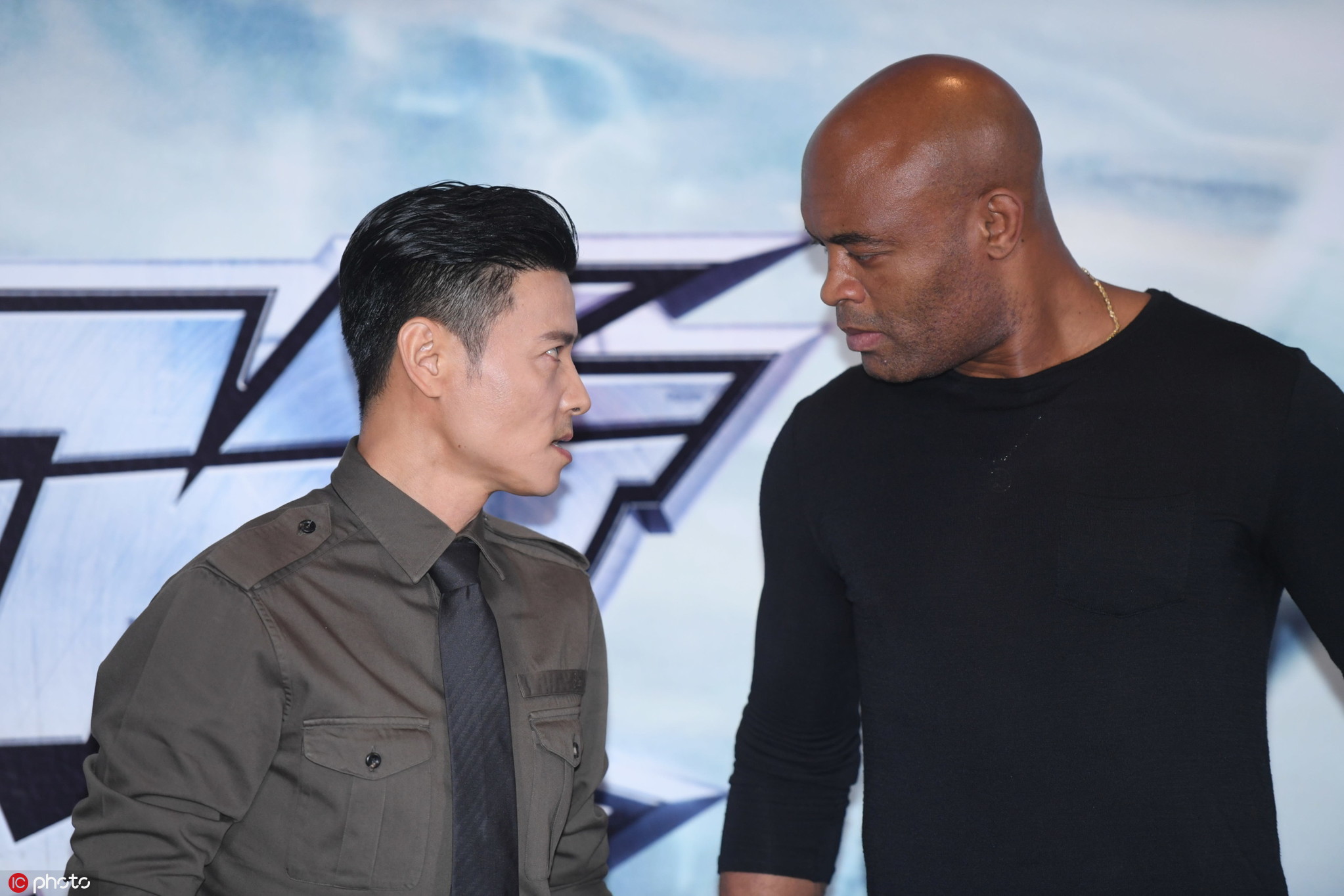 演员张晋合作ufc世界拳王"蜘蛛人"宣传动作片