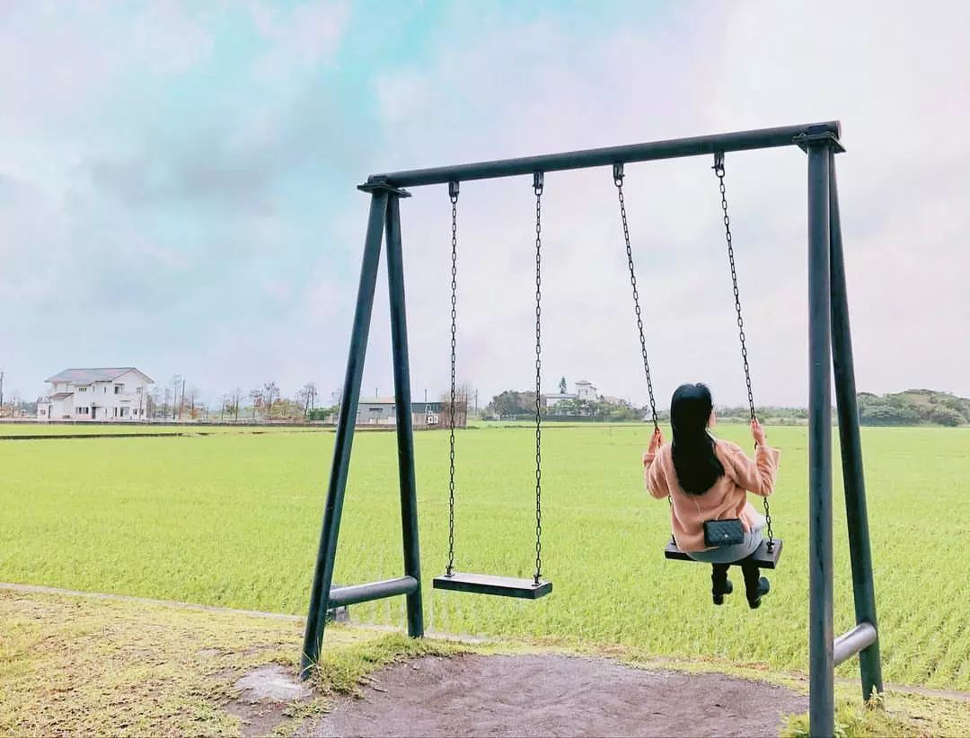 宛如台北后花园中的时尚古堡,户外还有一个荡秋千,面相开阔的田园景色