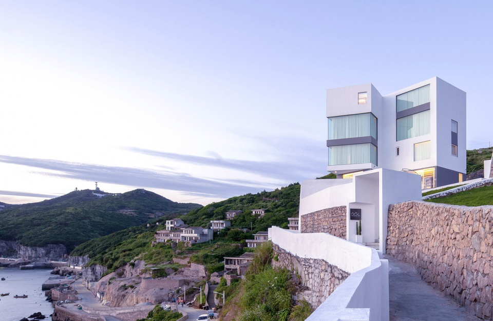 看海听风极简白等风来海景民宿